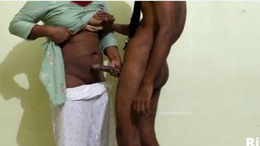कामवाली के हाथ में पकड़ाया काला लण्ड