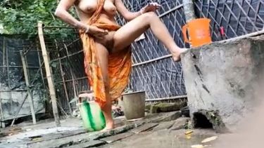 खुले में देहाती आंटी के साथ सेक्स