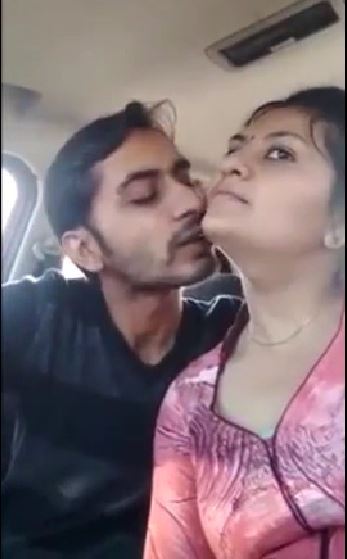 गर्लफ्रेंड के साथ कार में देसी सेक्स