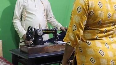 बूढ़े टेलर ने की आंटी की चुदाई
