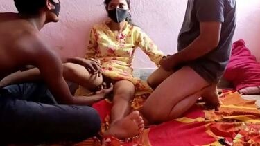 पैसो के लिए दोस्त से चुदवाई गर्लफ्रेंड