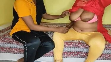 भोजपुरी आंटी के बड़े स्तन दूध