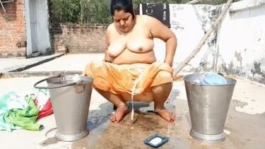 खुली छत पे नंगी नहाती पडोसी आंटी