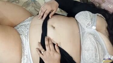 आंटी ने दिखाई काली चुत
