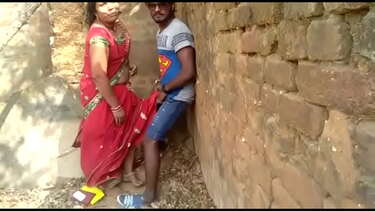 खण्डर में आंटी की चुदाई