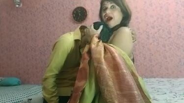 अजनबी आ के कामुक बंगालन को चोद गया